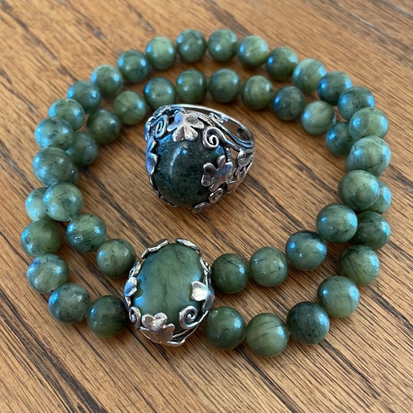 Pretty jade stone stretch bracelet and ring - Picture 1 of 9